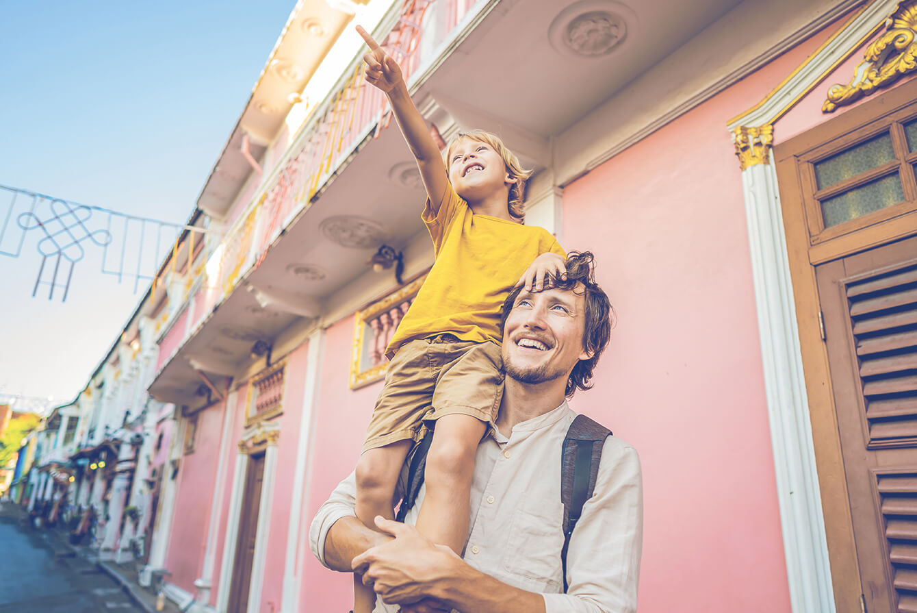 Padre con su hijo visitando ciudad